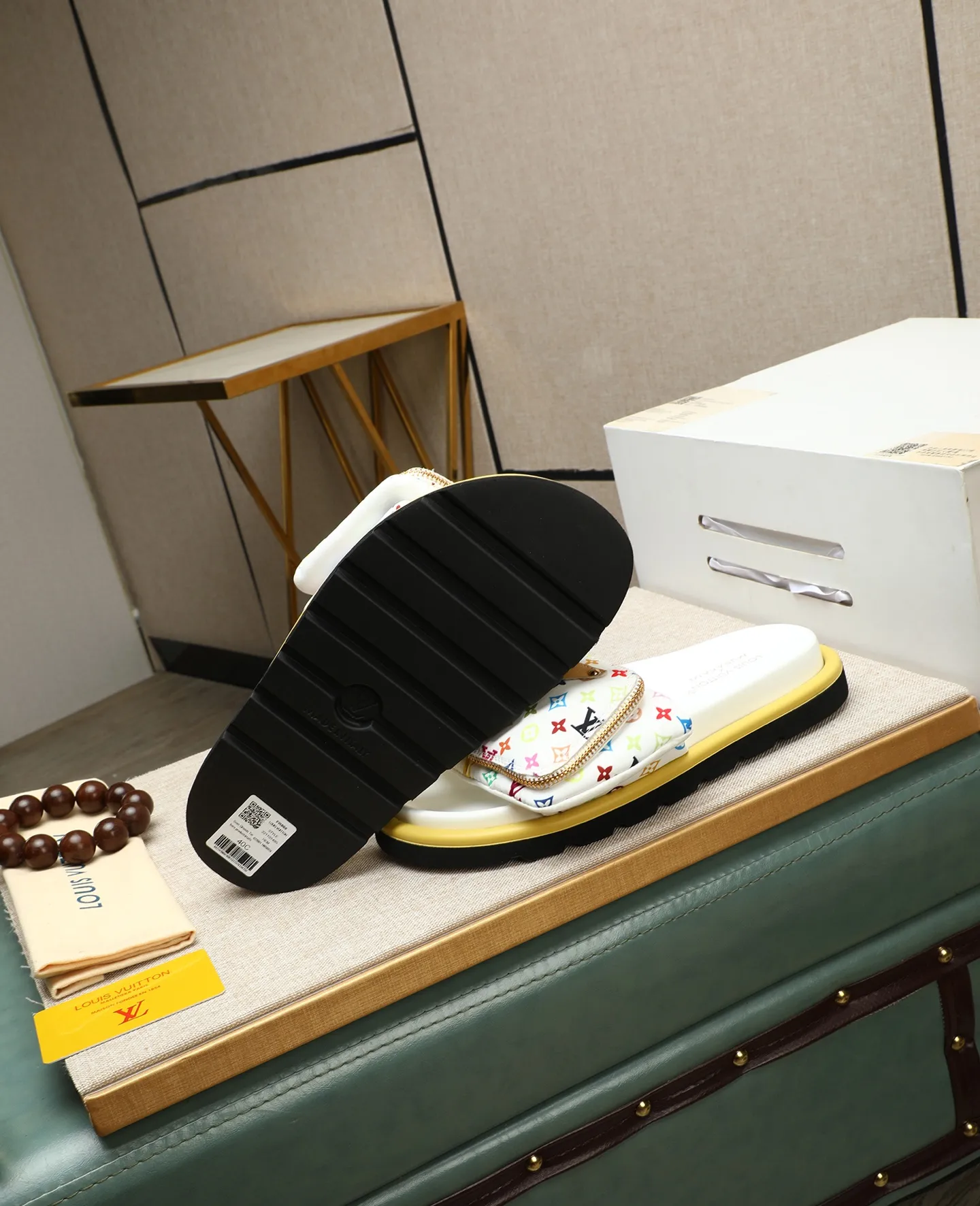 Factory price 360 ​​🐢🐢Men's shoes for couples, with drawer box [LOUIS VUITTON] Louis Vuitton, the latest LV official website printed wallet and men's and women's slippers 🔥🔥🔥 are now on the market. The drawer box is packaged with cloth bags and cards. The upper pattern looks very soft and waxy, and is a super versatile leg slimming tool. Fabric: Imported denim/down silk cotton embossed, LV hardware LOGO, official website pattern printing, lining: water-dyed sheepskin down filling, comfortable to wear, feet: high-elastic PU water platform. Sole: foam sole, heel height: about 5cm. Code number 36-44, (35 45 customized)